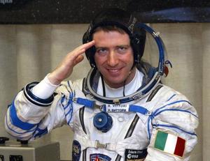 Roberto Vittori. Pilota con migliaia di ore di volo sui principali jet, &egrave; sposato, ha tre figli e adora calcio, nuoto e lettura