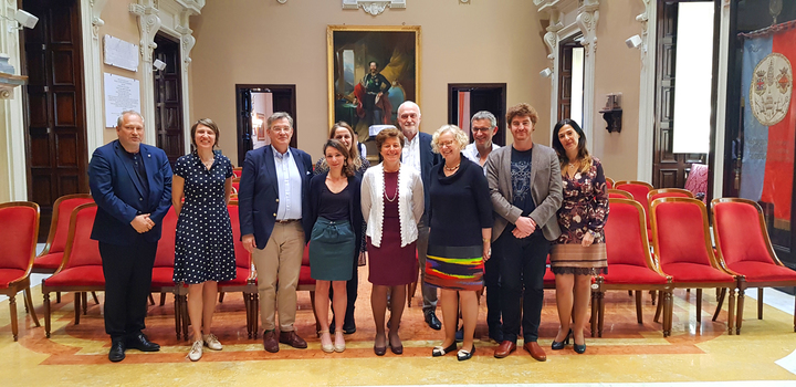 Foto in Aula Magna per il team di EDUC. Da sinistra: Jan Pavl&iacute;k, Sonia Lehman-Frisch, Florian J. Schweigert, Elise Gautier, Anna Aloi, Alessandra Carucci, Ivan M&aacute;ly, Regina Neum-Flux, Pierre Van de Weghe, Charlie Roullet, Daniela Ghiani