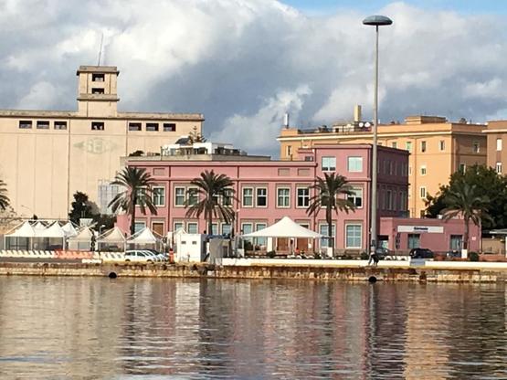La sede del MEDCOASTLAB &egrave; all'interno della palazzina rosa, conosciuta per essere stata la sede storica dell'Autorit&agrave; portuale di Cagliari