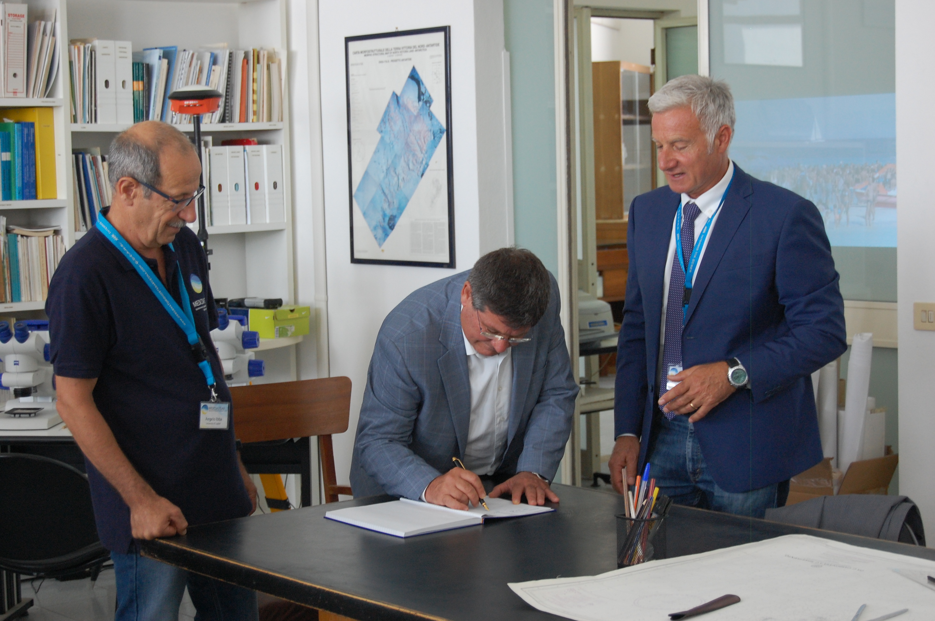 MEDCOASTLAB, Francesco Mola firma il libro degli ospiti tra Angelo Ibba e Sandro Demuro