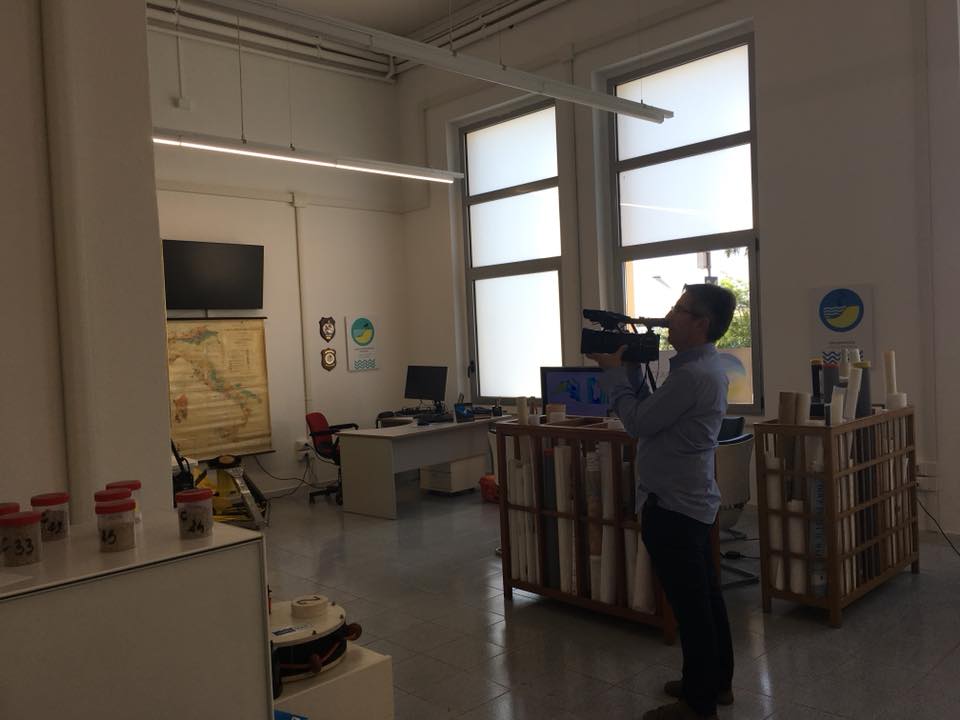 MEDCOASTLAB, Antonio Carta realizza le immagini del servizio per SARDEGNAUNO Televisione