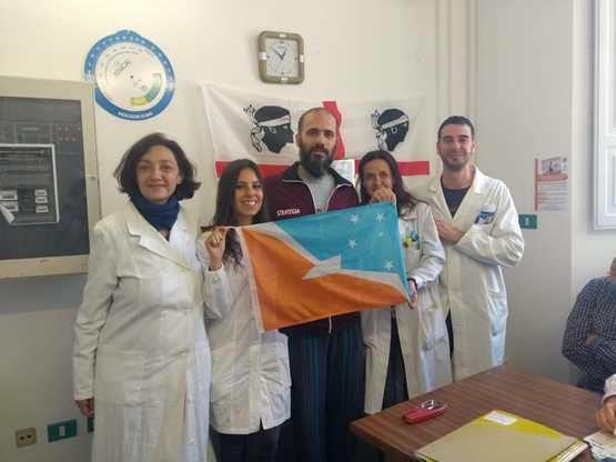 Da sinistra, Fernanda Velluzzi, Valeria Corsale (laureanda medicina), Elisabetta Loi (infermiera, facolt&agrave; medicina), Antonio dell Osa e Andrea Deledda (dottorato nutrizione clinica)