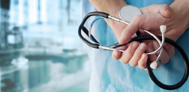 Immagine simbolo, un medico in corsia