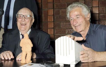 Andrea Camilleri con Pinuccio Sciola in Aula Capitini
