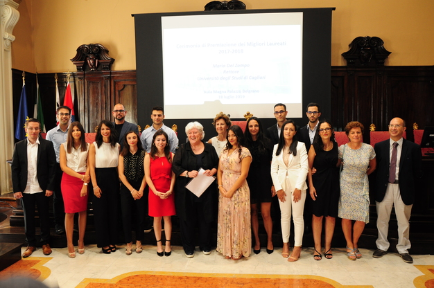 Foto di gruppo con i migliori laureati dell'Anno accademico 2017/118