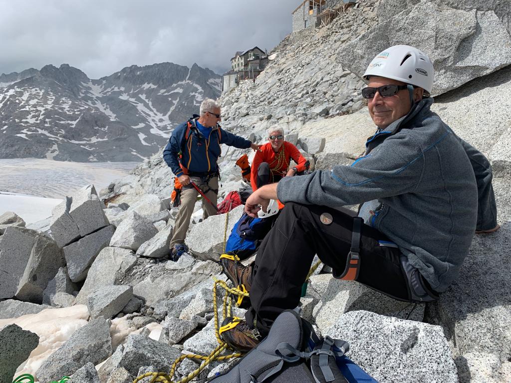 A quota 3000 con i compagni di cordata con imbracature, ramponi e piccozze (ai piedi del rifugio dedicato ai caduti dell&rsquo;Adamello): Sandro Demuro, in piedi, con Riccardo Rigon in primo piano (Universit&agrave; Trento), e il capocordata Roberto Dellapergola