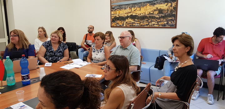 22 luglio 2019. Un'immagine del final meeting nel Polo Aresu. Al centro la professoressa Carucci con il console onorario Carboni, a destra Micaela Morelli, a sinistra Rita Donatella Petretto