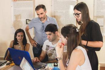 DH.UNICA.IT &egrave; un progetto transdisciplinare, che nasce dall'iniziativa di un coordinamento tecnico-scientifico formato dagli ambiti di Storia, Archivistica, Cinema, Musica, Geografia