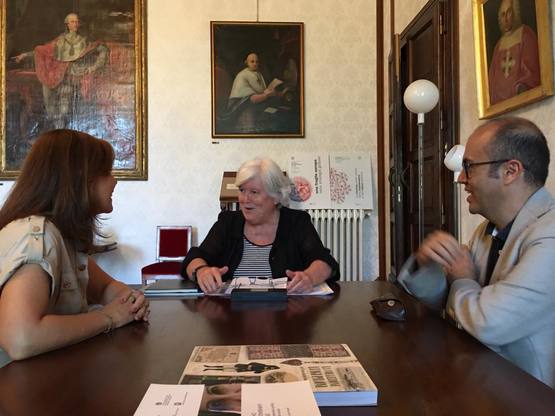 L'incontro tra Barbara Serra e Maria Del Zompo. A destra, Gianluca Scroccu