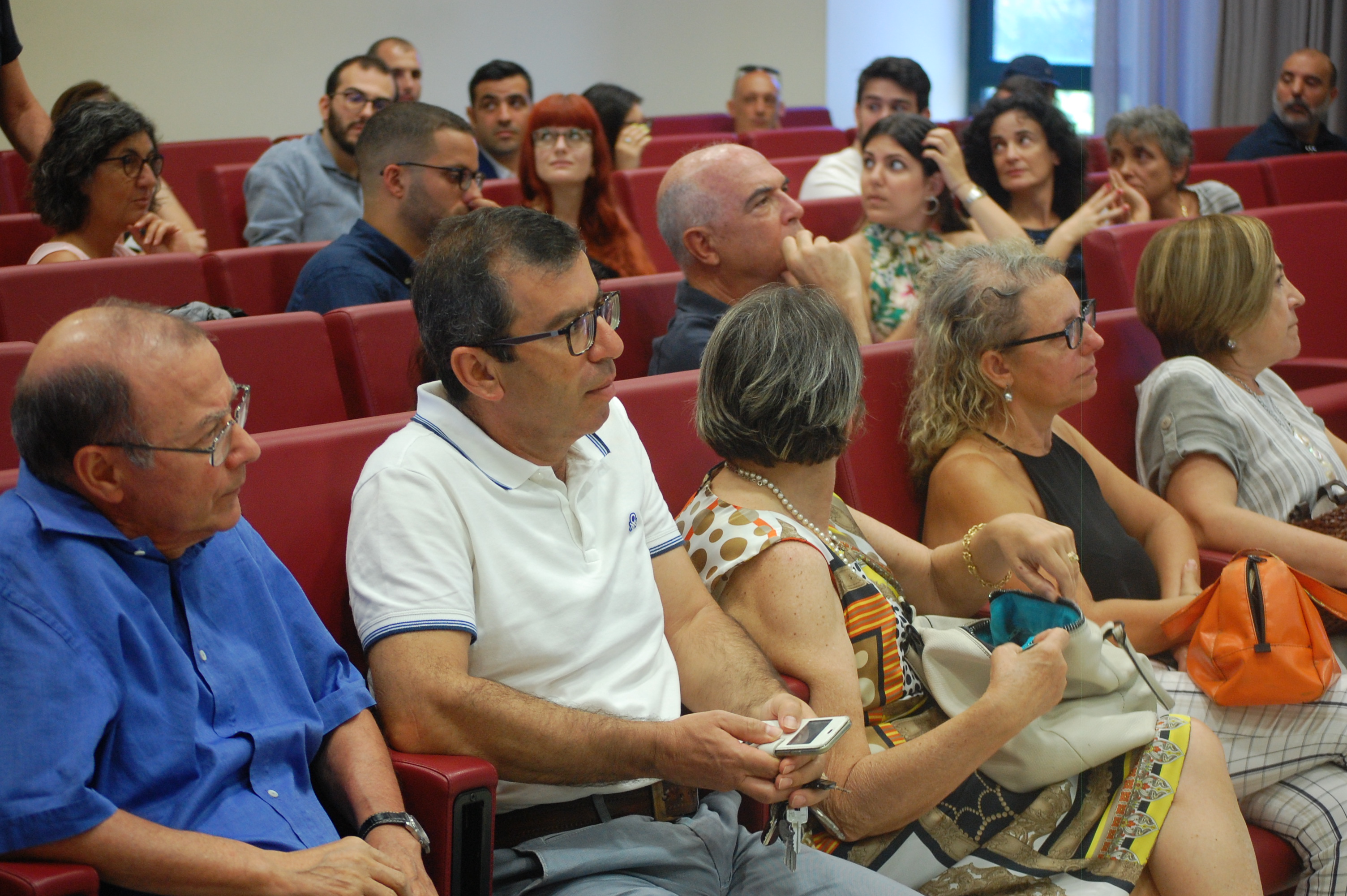 Il pubblico in sala: in prima fila si riconoscono Francesco Atzeni e Antonello Mura
