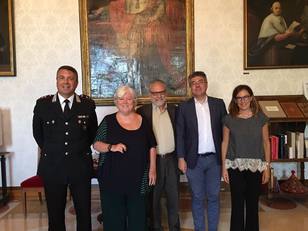 Foto di gruppo: il comandante del RIS, Cesare Vecchio, il Rettore Maria Del Zompo, il Prorettore Pietro Ciarlo, il prof. Cicero e la dott.ssa Orr&ugrave;