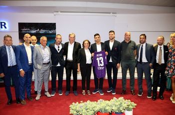 Elmas. Il Cagliari calcio con i genitori di Davide Astori e i cronisti Ussi