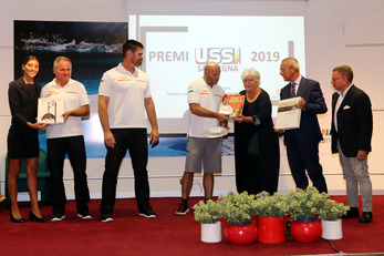 Elmas. Il team di Luna Rossa, da sinistra Vasco Vascotto, Gilberto Nobili e Max Sirena con il rettore Maria Del Zompo, Antonio Garrucciu e Andrea Frailis, vice presidente Ussi Sardegna