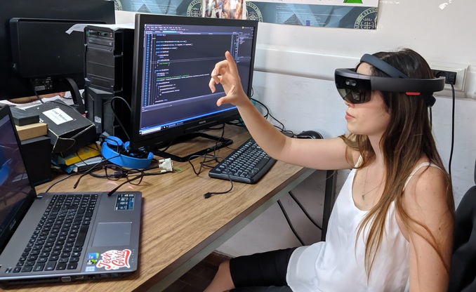 Vittoria Frau indossa il visore che utilizza l'applicazione realizzata al termine del corso di User Interface Technologies