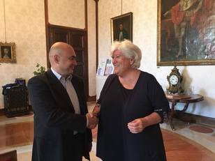 La stretta di mano tra Celestino Tabasso e Maria Del Zompo