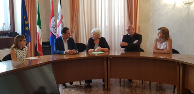da sinistra: dott.ssa Alessandra Orr&ugrave; (Gabinetto del Rettore), dott. Fabrizio Frongia (Presidente Imago Mundi), prof.ssa Maria Del Zompo (Magnifico Rettore), dott. Fabio Pinna (Referente scientifico), dott.ssa Graziella Pili (Referente amministrativo)