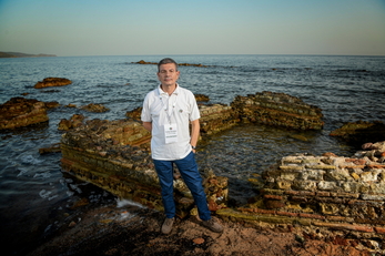 Giuseppe Melis, docente alla Facolt&agrave; di Scienze economiche, giuridiche e politiche, nell'immagine realizzata per la campagna del Touring Club Italiano per "Un giorno per bene"
