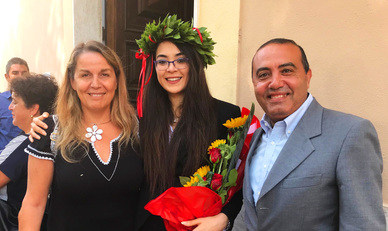 Universit&agrave; di Cagliari, 19/9/2019 - La neodottoressa Oumayma Lahmar il giorno della laurea, con la responsabile Ismoka Anna Aloi e Ihab Soliman, del settore mobilit&agrave; studentesca