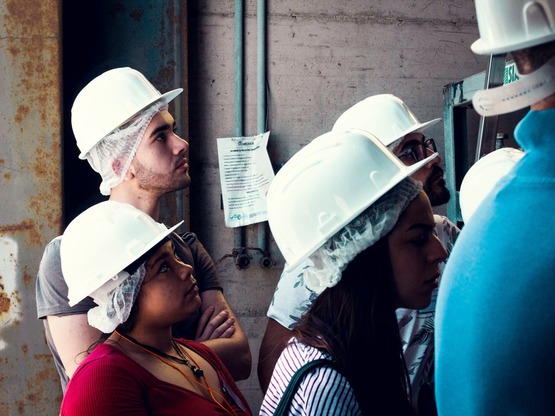 Un momento della UnICa Experience con Walter Bonivento agli impianti ARIA nell'ex miniera Carbosulcis (foto di Marco Demuru per Vestigia UniCa)