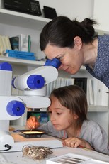 Un momento della UniCa Experience con il team di  Sandro Demuro al MEDCOSTLAB: Carla Buosi mostra al piccolo Francesco l'uso degli strumenti nel laboratorio di Via Riva di Ponente