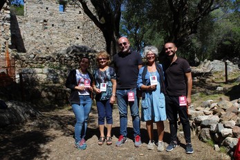 Valeria Picciau e Silvana Atzeni, 'vincitrici' della Unica Experience, nella foto di rito al Palazzo di Baldu di Luogosanto con Valentina Milia, Fabio Pinna e Antonio Giorri dello staff di UniCaC'&egrave;