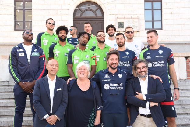 Cagliari. In prima fila, da sinistra Stefano Sardara, Maria Del Zompo, Gianmarco Pozzecco e Vittorio Pelligra con i campioni della Dinamo Sassari