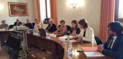 Il tavolo delle due delegazioni. Sempre da sinistra: Safiya Paulava, Giuseppe Carboni, Yulia Halkowskaya, Alina Korbut, Maria Del Zompo, Alessandra Carucci, Elisabetta Cagetti, Micaela Morelli, Giovanni Marini