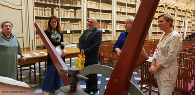 A margine della riunione anche una visita guidata nella Sala Settecentesca della Biblioteca Universitaria. Nello scatto: Safiya Paulava, Elisabetta Cagetti, Giuseppe Carboni, Yulia Halkowskaya e Alina Korbut