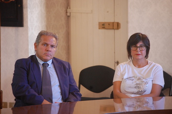 Aldo Urru, Direttore Generale di UniCa, e Raffaella Origa, medico che ha collaborato al progetto di ricerca dal quale &egrave; scaturito la tesi