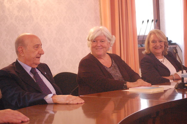 Il Rettore Maria Del Zompo tra Francesco Samengo, Presidente di UNICEF Italia, e Grazia Maria De Matteis, Garante Regionale per l'Infanzia e l'adolescenza