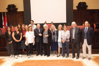 La foto di gruppo finale dopo la firma dell'accordo