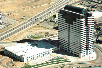 Plaza Tower One a Englewood, Colorado. Il granito Rosa Beta &egrave;  impiegato nel rivestimento dell&rsquo;edificio (www.savema.com).