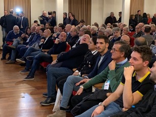 Tempio. Dalla famiglia  Tortu al numero uno rossobl&ugrave; Giulini in prima fila in un teatro strapieno