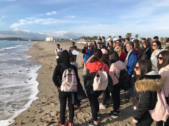 Un'immagine della lezione tenuta dal prof. Demuro venerd&igrave; scorso sulla spiaggia del Poetto