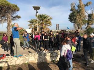 Sandro Demuro spiega agli studenti il programma della giornata di lezione sulla spiaggia del Poetto