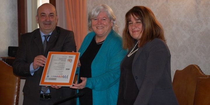 La consegna della certificazione di qualit&agrave; del SIA nelle mani del Rettore Maria Del Zompo. Accanto a lei, Donatella Petretto