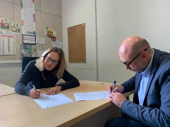 Luisanna Fodde e Celestino Tabasso firmano la convenzione tra CLA e Assostampa sarda