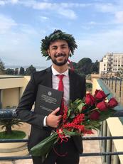Giampaolo Deplano all'esterno della Facolt&agrave; dopo la laurea
