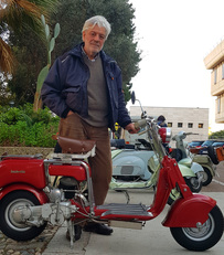 Nella foto, con una fiammante Lambretta rossa 125 B del 1949, il collega Sperandio Moi (Direzione per i servizi bibliotecari, email: mois@unica.it), attivo socio del Club AutoMoto d&rsquo;Epoca Sardegna, affiliato all'Automotoclub Storico Italiano (Asi)