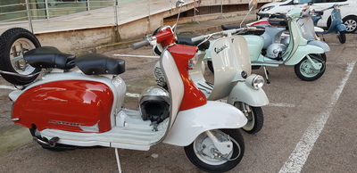 Cagliari, 28/11/2019 - Qui davanti nella foto, una bellissima Lambretta bicolore, tipico modello del periodo tra la fine degli anni '50 e inizi '60 e riproposto anche in alcune delle versioni pi&ugrave; moderne ed attuali