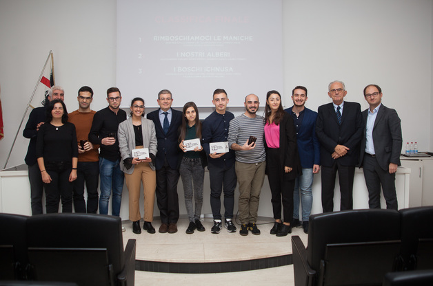 Premio Ichnusa 2019: il team degli studenti vincitori insieme ai docenti e ai manager di Ichnusa. Loro sono Matteo Collu, Simone Loi, Alessandro Saiu, Giorgia Piras, Claudia Sciola e Edoardo Pirisi (foto Sergio Carcassi)