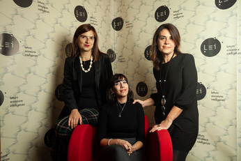 VoceVersa: Laura Serra tra Francesca Boarini e Maria Cristina Secci, docenti e presidenti del Premio
