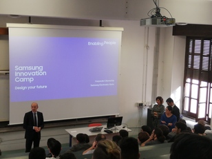 Il professor Fenu presenta il programma agli studenti