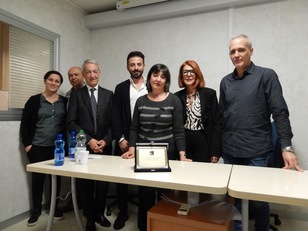 Marisa Deidda, moglie del prof. Erriu, con Maria Porru, presidente dell'Ordine dei Tecnici Sanitari di Radiologia Medica e delle Professioni Sanitarie Tecniche, della Riabilitazione e Prevenzione di Cagliari/Oristano e tutto il direttivo