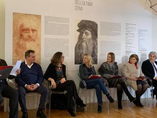 Rita Pamela Ladogana interviene alla conferenza stampa di presentazione della mostra. Accanto a lei l'assessore Piroddi e la dirigente Delle Donne