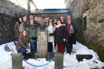 Daniela Zizi con il gruppo di studenti dell'Universit&agrave; di Cagliari in visita al Santuario di O Cebreiro, sul Cammino pi&ugrave; famoso al mondo. In primo piano il monumento in ricordo di Don El&iacute;as Vali&ntilde;a, "inventore" delle frecce gialle che segnano il percorso