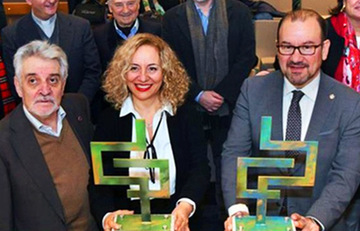 Santiago di Compostela, dicembre 2019. La premiazione Apecsa per l'ateneo di Cagliari (rappresentato dalla prof.ssa Zizi, delegata) e per l'Universit&agrave; di Santiago (nella foto, a destra, il Rettore Antonio L&oacute;pez)