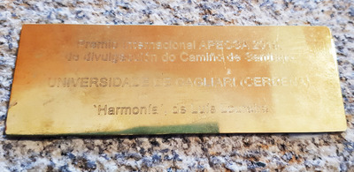 La targhetta alla base dell'opera di Luis Loureira assegnata in premio all'Ateneo di Cagliari