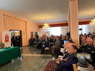 Il pubblico ieri in sala: si riconoscono a destra il Prefetto di Cagliari Bruno Corda, poco pi&ugrave; in l&agrave; il Presidente del Consiglio Regionale Michele Pais
