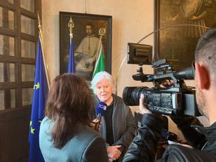 La realizzazione dell'intervista nella stanza del Rettore, per le riprese di Gian Marco Orr&ugrave;